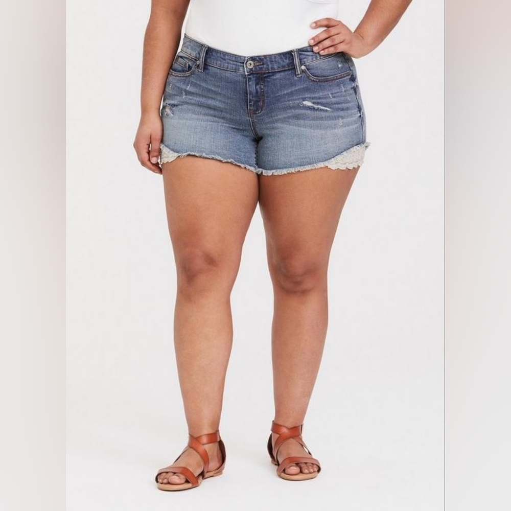 Torrid Plus Vintage Stretch Medium Wash Beaded Lace Denim Shorts, Size 16 - EUC
